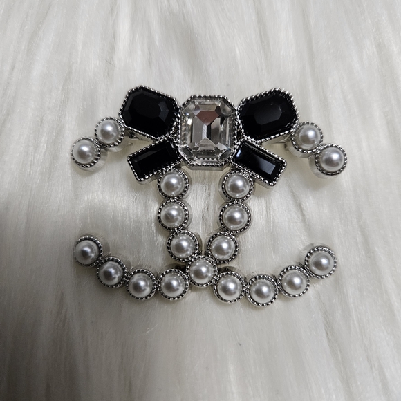 Jewelry - Pearl & Crystal C Brooch - Black, White, Silver